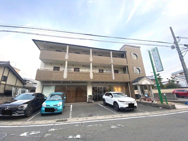 八 番 館
