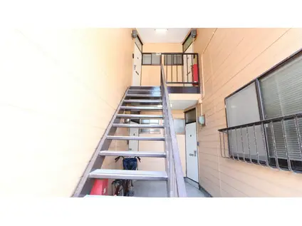 スリーハイツ(1K/1階)の外観写真