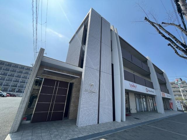 エイトコートアルザ