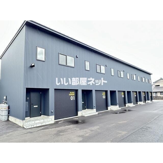 BLACK GARAGE