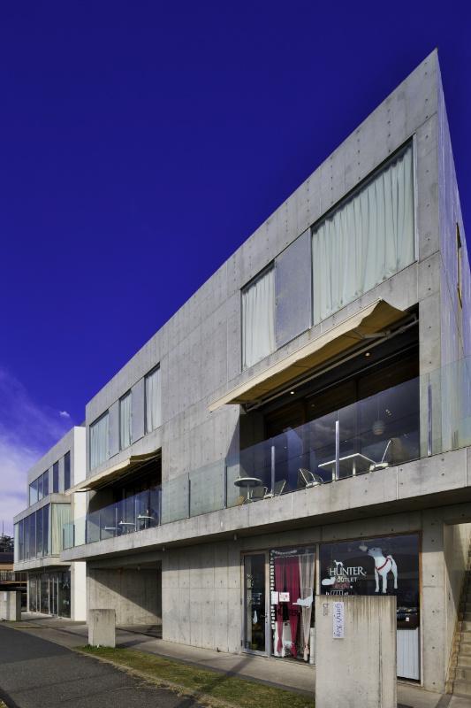 WEEKEND HOUSE ALLEY