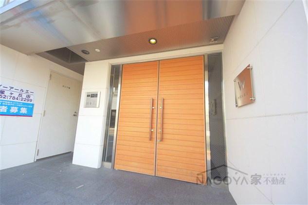 W HOUSE