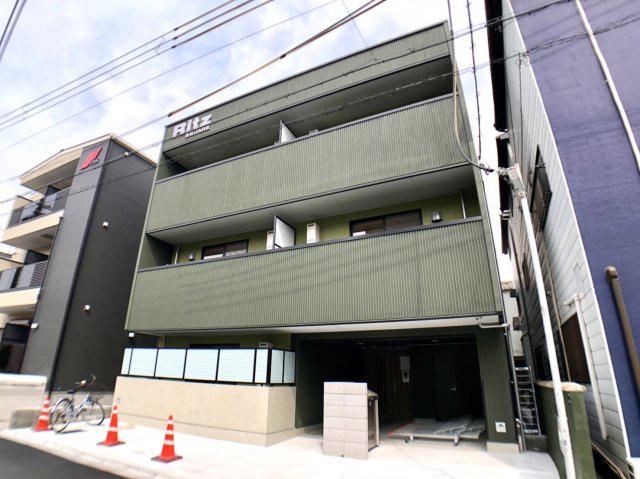 RITZSQUARESTREAMI