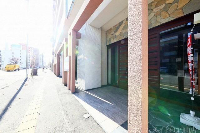 コローレ知事公館前