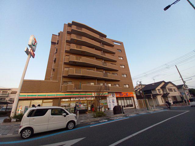 イーストウイング