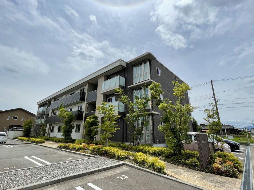 富山地鉄不二越上滝 朝菜町駅 徒歩4分 3階建 築11年