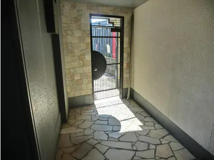 コンビニ バス停が徒歩1分のメゾネット(1LDK/1階)の外観写真