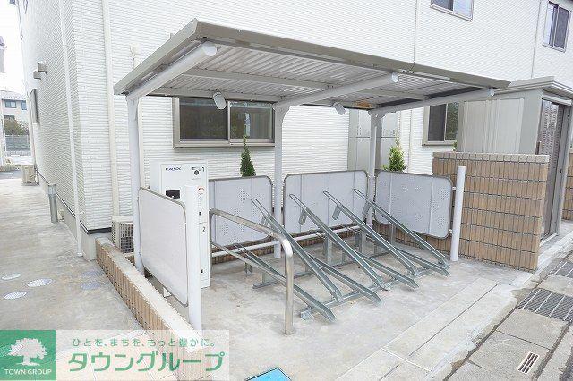 ジュネス B